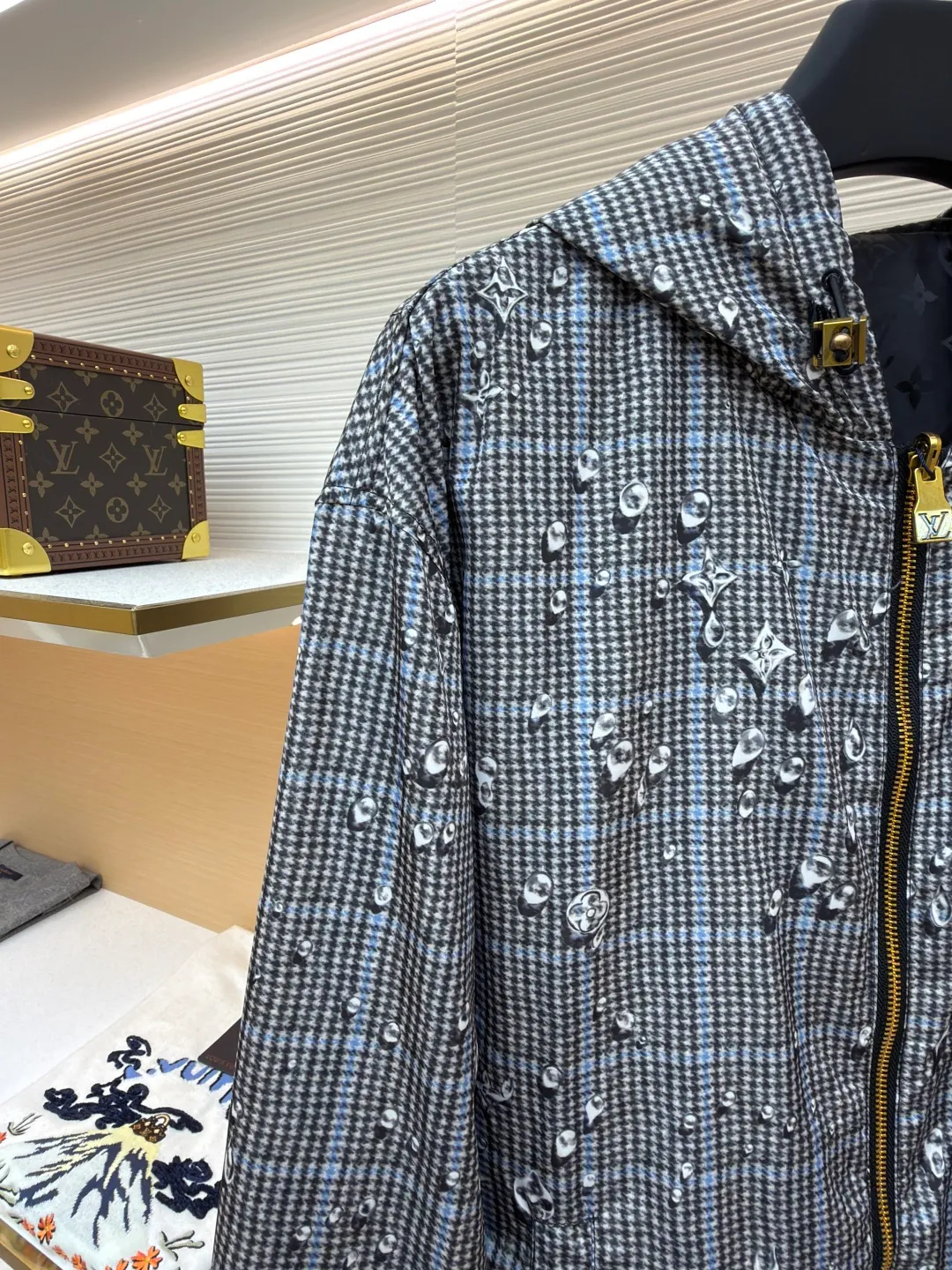 LOUIS VUITTON double-sided hooded raindrop printed windproof jacket ●Original version: 23999 purchase and development ●Item number: 1681911-B40 ●Fabric: nylon fabric ●Technology: printing production ●Color: gray ●Version: fitted version ●Weight: about 460 grams ●Size: S-M-L-XL ●Description: This lightweight double-sided windproof jacket presents two different styles: a vivid Monogram Waterdrop on one side The print consists of playful Monogram logos raining down on elegant Prince of Wales check. The other side is a timeless dark color, complemented by a subtle monogram jacquard in the same color. Easy to store, it's the perfect choice for a cozy weekend in the countryside or a rainy stroll in the city. Body: 100% polyester; Lining: 100% nylon; Other: 100% cotton, Drawstring hood Elasticized cuffs and hem Logo printed at outer side, jacquard logo pattern at inner side Zip at front Trim pockets. The overall wiring is straight and delicate, the fabric is comfortable and soft, and the color is consistent without color difference. It can be matched with the same style to create a fashionable look and control various occasions. Customized accessories, complete with three standards, same style for men and women!